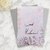 Elegante Wenskaart Eid Mubarak in rosé goud met bloemenpatroon, inclusief envelop